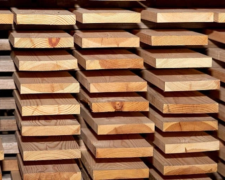 Можно ли красить и обрабатывать доску естественной влажности: выбор антисептика и правила защиты